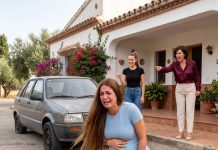 Entré en labor de parto, desesperada y con dolor, pero mi madre solo se rio y me corrió de la casa. Al intentar huir en mi auto, descubrí que mi hermana había cortado las llantas… hasta que un auto de lujo se detuvo en la puerta.
