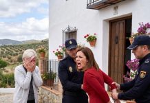 Mi familia me dejó fuera de la fiesta de aniversario. Lo que no sabían era que un simple comentario mío en Facebook sacaría a la luz una estafa millonaria.