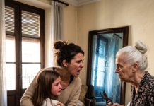Mi madre se mudó a nuestra casa para que la cuidáramos, pero días después mi hija me susurró aterrada que algo andaba mal con la abuela. Al espiar su habitación al día siguiente, lo que vimos nos congeló de miedo.