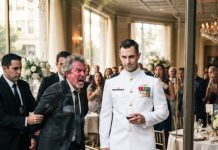 Veintiún años después de que mi padre me echara de casa llamándome inútil, lo encontré en la boda de mi sobrino. Se acercó para humillarme una vez más, sin imaginar que la novia me recibiría con un brindis militar y que el FBI ya estaba rodeando el edificio para llevárselo arrestado.