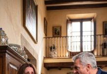 Fui a la fiesta de mi padre y mi hermana me echó diciendo que no había espacio. 20 minutos después, mi tía me llamó llorando para revelarme la aterradora verdad.