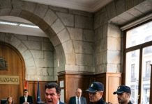 Mi abuelo multimillonario me heredó toda su fortuna. Mis padres, quienes me abandonaron a los 18 años, aparecieron sonriendo para exigir la administración del dinero. Pero cuando el juez leyó la siguiente página del testamento, sus sonrisas se destruyeron al instante.