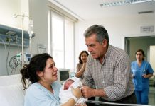 Iba a dar a luz a mis trillizos sola mientras mi esposo estaba en el extranjero. Mi padre entró a la sala, tomó a mi recién nacido para dárselo a mi hermano y, cuando intenté recuperarlo, me golpeó brutalmente. Lo que no sabía es que yo presioné el botón correcto.