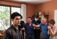 En la cena dominical, mi madre dijo: “Tu hermano se mudará a tu casa”. Asentí en silencio: “Claro, si a los nuevos dueños no les importa”. La cara de mi padre cuando finalmente lo entendió no tenía precio.