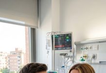 La familia de mi esposo lo abandonó en coma para huir a Australia. En cuanto su avión despegó, él abrió los ojos, se sentó y me dijo: «Vente conmigo ya o moriremos los dos».