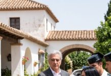 Mi hijo dejó el teléfono encendido y escuché cómo planeaba encerrarme en un asilo mientras vendían mi casa por $890,000. Creyeron que las pastillas me habían quitado la memoria, pero cuando regresaron de su viaje, la policía los esperaba en la puerta.