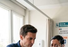 Mi marido nos abandonó a mis recién nacidos y a mí por orden de su madre adinerada. Semanas después, encendió la tele y casi le da un infarto al ver las noticias de última hora.