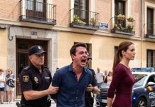 A las 3:18 a. m., mi teléfono no paraba de sonar: 27 llamadas perdidas de mi esposa. Horas antes me había escrito que no volviera a casa. Al llegar, la calle estaba llena de policías. Cuando intenté entrar, un oficial me miró con horror y susurró que no tenía idea de lo que ella acababa de hacer.