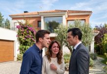 Justo después de que mi marido se fuera, mi cuñado me miró con pánico. Me entregó la llave de un hotel y me dijo: “¡Quédate aquí! No vuelvas a casa o te costará la vida”.