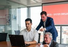 El hijo mimado del CEO tiró mi laptop a la basura en una reunión de $210M para robarse mi algoritmo de 9 años. A las 9:04 a.m., el sistema colapsó en vivo. No dije nada. Lo perdió todo.