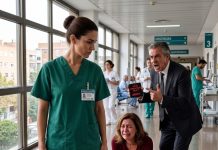 “Ella solo responde llamadas en el hospital”, dijo mi madre en la cena de Nochebuena delante de todos. “Apenas gana el sueldo mínimo”. En ese instante, mi beeper de emergencias sonó: «CÓDIGO NEGRO. SE REQUIERE JEFA DE CIRUGÍA».