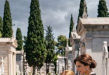 Mi hermana me robó a mi prometido millonario. Diez años después, en el funeral de mi madre, se burló de mi soltería sin imaginar quién era mi nuevo esposo.