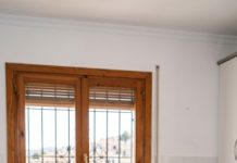 Mi hijastra me dijo que el mejor regalo de boda era no ir porque no era su padre. Mi esposa calló. Así que vendí la casa, cancelé todo y lo que dejé en la cocina las destrozó.