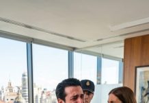 Tras el entierro de mi padre, heredé su empresa de 340 millones. Al llegar a la oficina, el guardia me impidió el paso diciendo que el nuevo jefe me revocó el acceso. Entré a la fuerza y vi a mi marido sentado en el sillón presidencial. Me eché a reír, porque una semana antes descubrí su secreto.