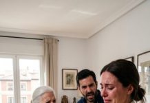 Cuidé de mi suegra enferma cuando mi marido me abandonó. Un día llegué antes a casa y la pillé de pie, hablando por teléfono con él sobre cómo arruinarme la vida.