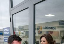 Mi padre murió el jueves y el sábado mi madrastra cambió las cerraduras para quedarse con la empresa. Sin embargo, al revisar los documentos, el abogado descubrió una firma falsa y me ordenó llamar a las autoridades federales de inmediato.