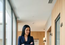 Estuve 18 meses fuera y mi hermana falsificó mi firma para vender mi condominio en $389,000. Cuando volví me dijo que la venta cerraba el viernes y no podía pararla. Solo sonreí y le dije que ese departamento ya no era mío.