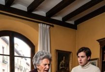 Mi abuela me miró confundida cuando le agradecí por los 500 dólares. —¿500 dólares? Te di 200 mil. La cara de mi familia se quedó sin color al instante. Ahí entendí que alguien se había quedado con mi dinero, y mi abuela no pensaba dejarlo pasar.
