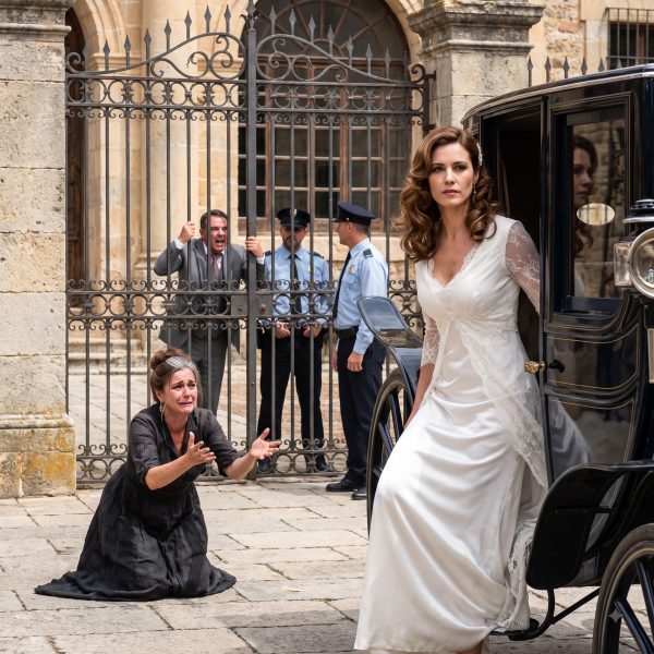 Bride_stepping_from_carriage_2K_202609071656