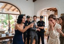 Estaba abrochándome el collar para ir a la cena de mi hermano cuando mi compañera de trabajo me envió un mensaje: “No vayas. Lo que ella encontró en los papeles lo expuso todo”.