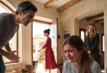 Mi cuñada me delató diciendo que estaba embarazada a los 17. Mis padres me exigieron abortar y, al negarme, mi padre me golpeó el vientre con un bate y me echó. Años después volví a casa y sus rostros se desencajaron al verme.
