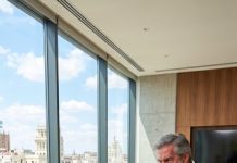 En la mediación familiar, mi padre me exigió darle la mitad de mi casa a mi hermana acusándome de enriquecimiento ilícito. Pero cuando abrí mi laptop y le mostré su cuenta secreta con los $432,000 que él robo, toda la sala quedó en absoluto silencio.