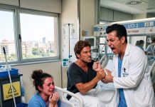Todos se burlaban de ella por cambiarle los pañales a un vagabundo en coma todos los días, sin saber que era un multimillonario. ¡Cuando despertó, su venganza hizo temblar al hospital entero!