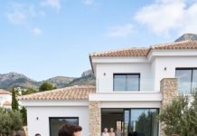 Le construí a mis padres la casa de sus sueños por $380,000. Al llegar, mi cuñado había cambiado las cerraduras, destruido el jardín y puesto la propiedad en Airbnb. Mi hermana se burló, hasta que abrí mi maletín y saqué la escritura.
