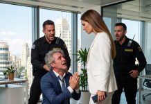 Una joven pasante es humillada por los ejecutivos de su empresa, sin que ellos imaginen que en realidad es la hija del multimillonario dueño y está a punto de darles la lección de sus vidas.