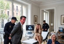 Diez minutos después de firmar el divorcio, subí a mis dos hijos a un avión rumbo al oeste. Mientras tanto, seis miembros de la familia de mi ex se amontonaban en una clínica privada para escuchar la ecografía de su amante. Pero lo que el médico encontró destruyó sus vidas para siempre.