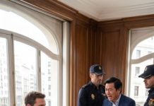 Al ver los documentos falsos sobre la mesa, solo sonreí y abrí mi laptop. Lo que mi hermano no sabía era que cada una de sus tecleadas ya había sido enviada directamente al FBI.