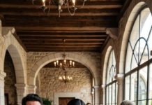 Mi madre anunció en plena boda que le regalaba nuestra casa a mi hermano. Sonreí desde el fondo del salón y levanté la escritura: yo era la única dueña.