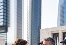 “Eres solo la chica del café”, se burló mi jefe ante 200 invitados. Construí su empresa de $50M durante 14 años y luego llamó a seguridad para echarme. A las 11:56 p.m., firmé la compra. A medianoche, era la nueva dueña. Nunca lo vio venir.