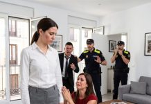 Por sentarme en la silla equivocada recibí una bofetada, pero la llegada de la policía reveló un secreto oscuro que destruyó a mi familia.