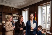 El día de Acción de Gracias, mi madre colocó una mesa plegable en la esquina para mí y mis dos hijos mientras los demás se sentaban en la mesa principal. “Aquí es donde se sientan los parientes pobres”, anunció frente a todos. No discutí. No lloré. Los tomé de la mano y me fui para siempre. El lunes siguiente, el destino dio un giro que nadie esperaba.